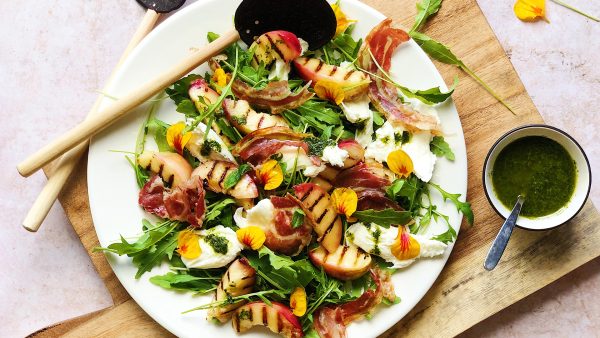 Gegrilde perzik salade met buffel mozzarella en krokante pancetta