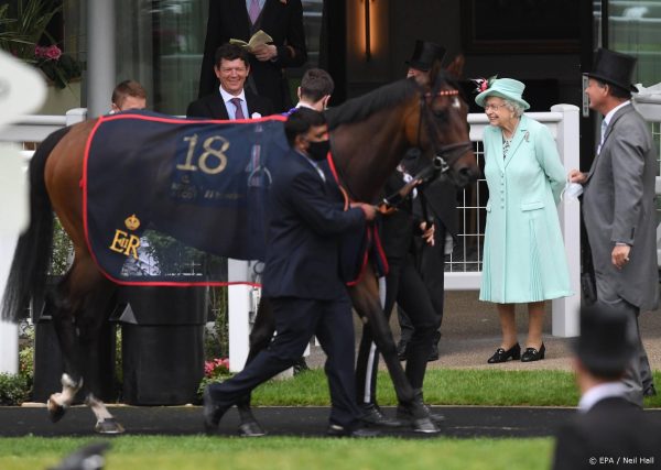 Weer eens wat anders dan een corgi: Elizabeth krijgt paard cadeau van president Macron