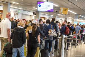Thumbnail voor Reiziger op Schiphol alleen welkom binnen vier uur voor de vlucht