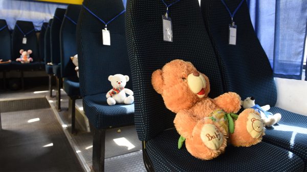 Oekraïne herdenkt 243 omgekomen kinderen met lege bussen met knuffels