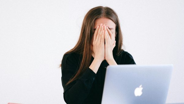 Barbara (37) deelt iets te veel in online meeting: 'Er opende een wel heel pikant filmpje'