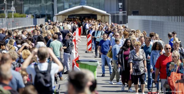 Rijen op Schiphol reiken tot in de buitenlucht