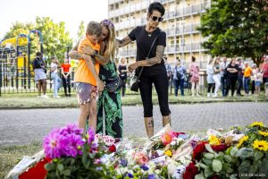 Rouw en bloemen voor Gino rond speeltuintje in Kerkrade