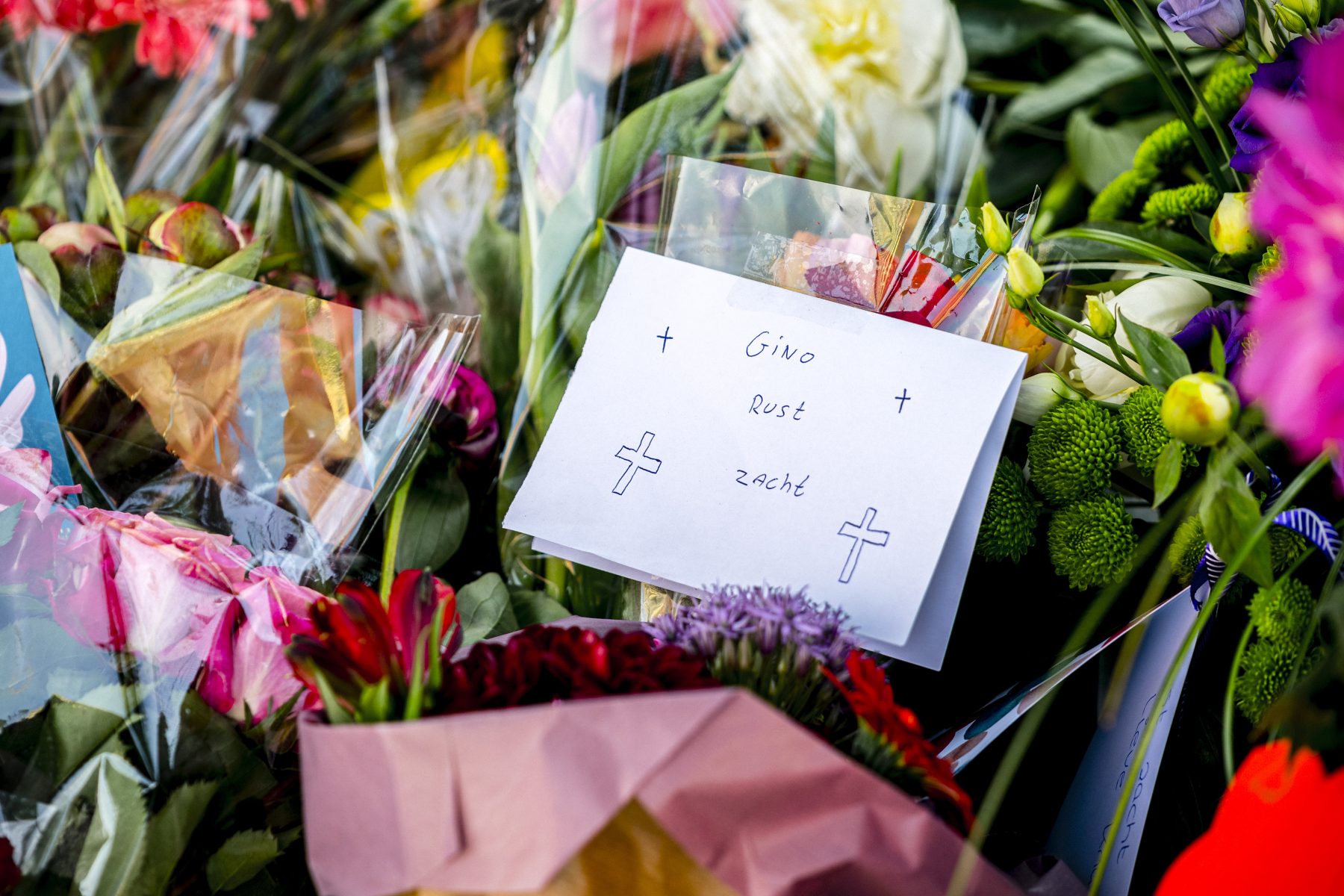 Rouw en bloemen voor Gino rond speeltuintje in Kerkrade