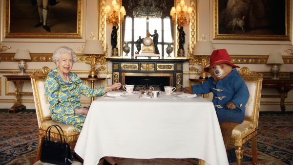 Beertje Paddington houdt theekransje bij Queen Elizabeth
