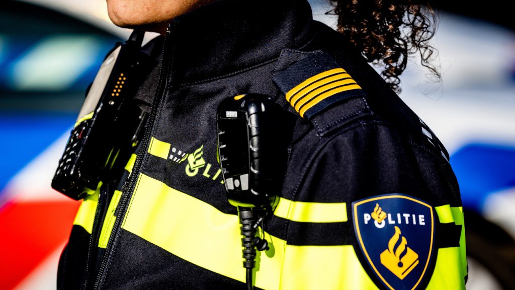 Auto sleurt agent meters lang mee na controle: 'Bestuurder zit vast'