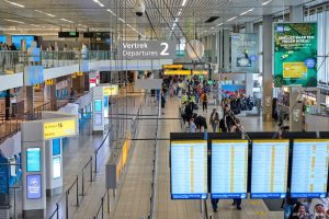 Thumbnail voor Drukte komt en gaat op Schiphol: 'Vergeleken met zondag rustig'