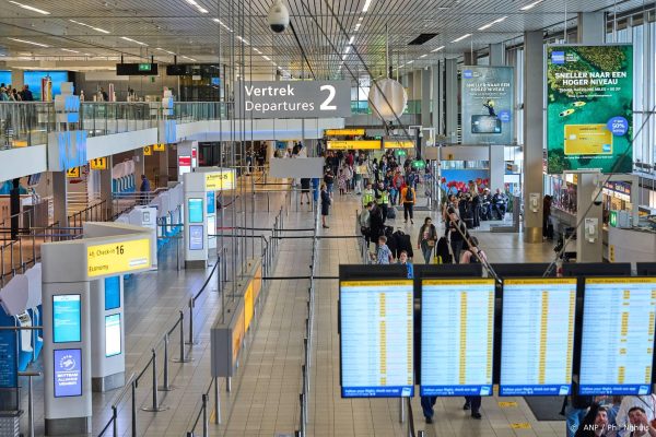 Drukte komt en gaat op Schiphol: 'Vergeleken met zondag rustig'