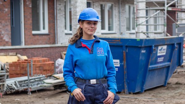 Iris loodgieter vrouw in de bouw