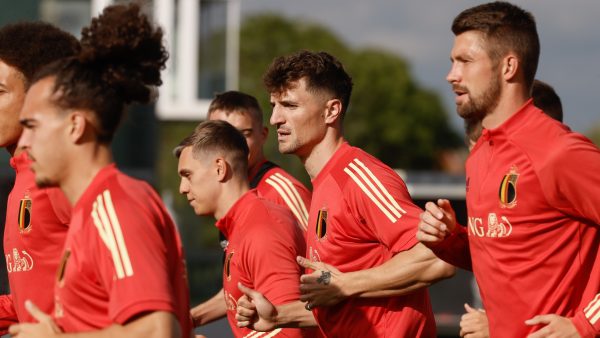 Amai, Belgische voetballers spelen in tenue van vrouwenploeg