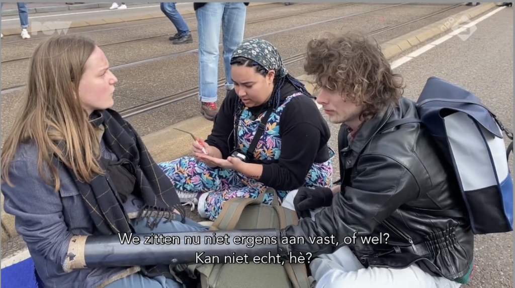 Milieu-activist Amber (23) lijmt zich in 'Ik woke van jou' vast aan demonstranten