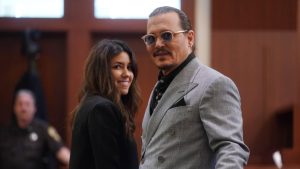 Thumbnail voor Camille Vasquez, advocate Johnny Depp, noemt relatiegeruchten ‘seksistisch’