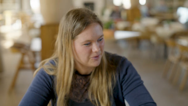 Anna werd jong blind: 'Door blindegeleidehond voel ik me zelfverzekerder'