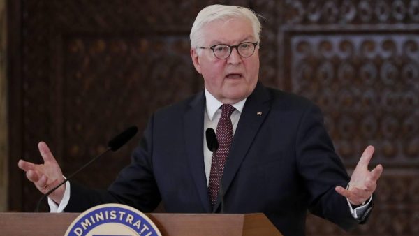 Duitse bondspresident Steinmeier bekritiseert Schröder om Russische zakenrelaties