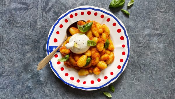 Gnocchi met tomatensaus, burratini en basilicum