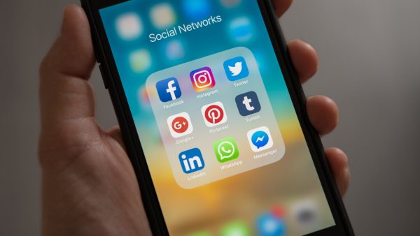 Sociale media moeten nepfilmpjes aanpakken van Europese Commissie