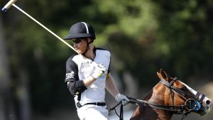 Thumbnail voor Prins Harry maakt tijdens polowedstrijd flinke smak met paard en al