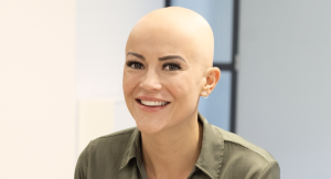 Thumbnail voor Janouk heeft alopecia en zet eerste stappen met kaal hoofd: 'Voel me bevrijd'