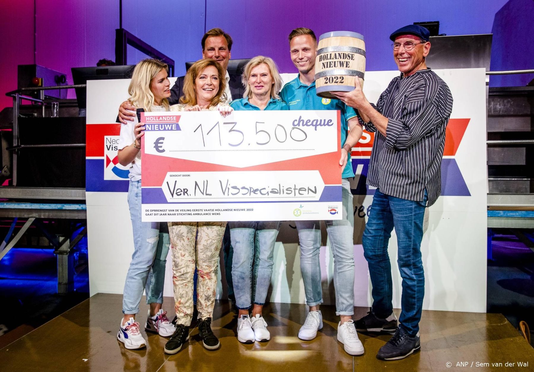 Katsjinggg! Eerste vaatje haring brengt 113.500 euro op