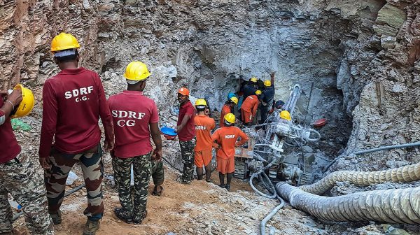 Dove jongen (10) na vier dagen gered uit put in India