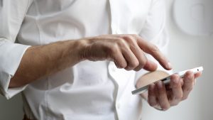Thumbnail voor Hoogleraren: 'Bewindslieden mogen volgens de wet geen sms'jes wissen'