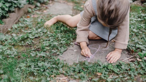 Suus (5) kan niet tegen de zon en nu zamelt haar school geld in zodat ze ook kan buitenspelen