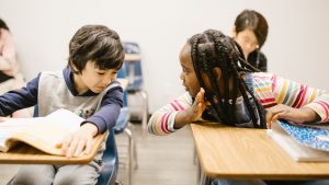 Thumbnail voor Kringgesprek van Juf Roos mondt uit tot roddel van de school: 'In de bh van mama'