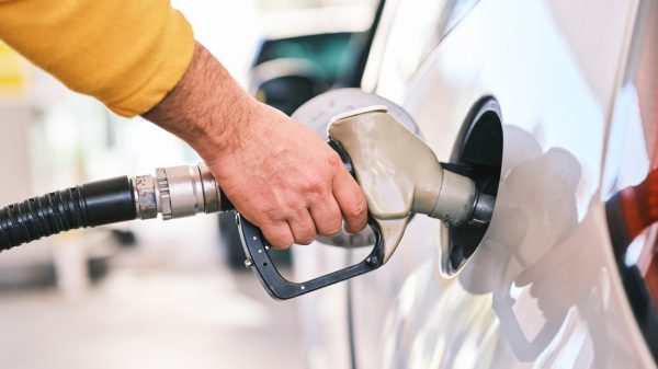 Tankstation-manager maakt kostbaar foutje: benzine voor 18 cent per liter