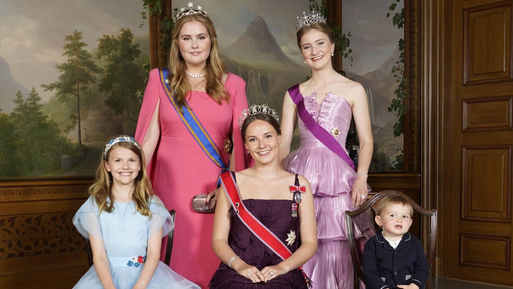 Volgens Josine Droogendijk droeg prinses Amalia vrijdagavond een jurk van het door haar moeder geliefde modehuis Natan. 