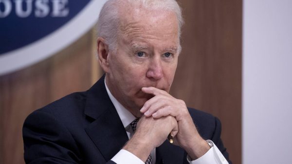 President Joe Biden is van zijn fiets gevallen tijdens een tochtje bij zijn zomerresidentie in de staat Delaware.