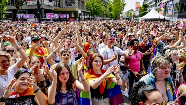 Pride March Rotterdam trekt duizenden deelnemers