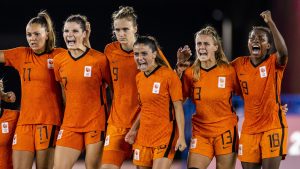 Thumbnail voor Voetbalsters Oranje krijgen dezelfde financiële beloning als mannen: 'Belangrijk signaal'