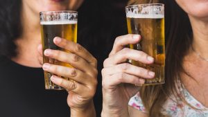 Thumbnail voor Prijzig proosten: Heineken verhoogt bierprijzen deze zomer