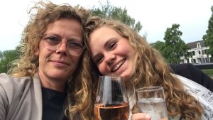 Thumbnail voor Cait (15) verloor vinger nadat ze met ring bleef haken: 'Hij hing nog aan het hek'