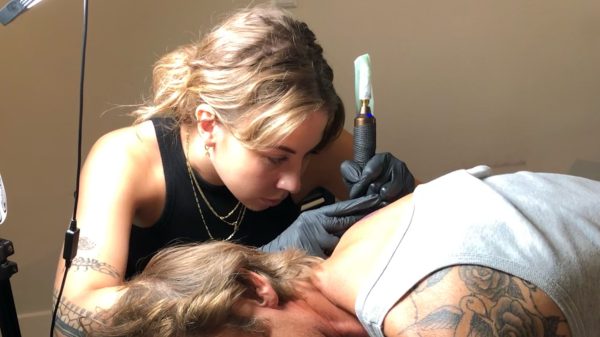 Waarom je beter niet op vakantie een tattoo kan laten zetten: 'Uit de zon en zee blijven'