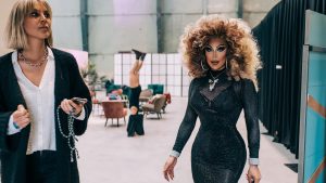 Thumbnail voor Yildiz is manager van 12 drag queens: 'Mix van chaos en militaire precisie'