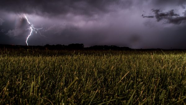 Code geel in zuiden en zuidoosten, kans op onweer en windstoten