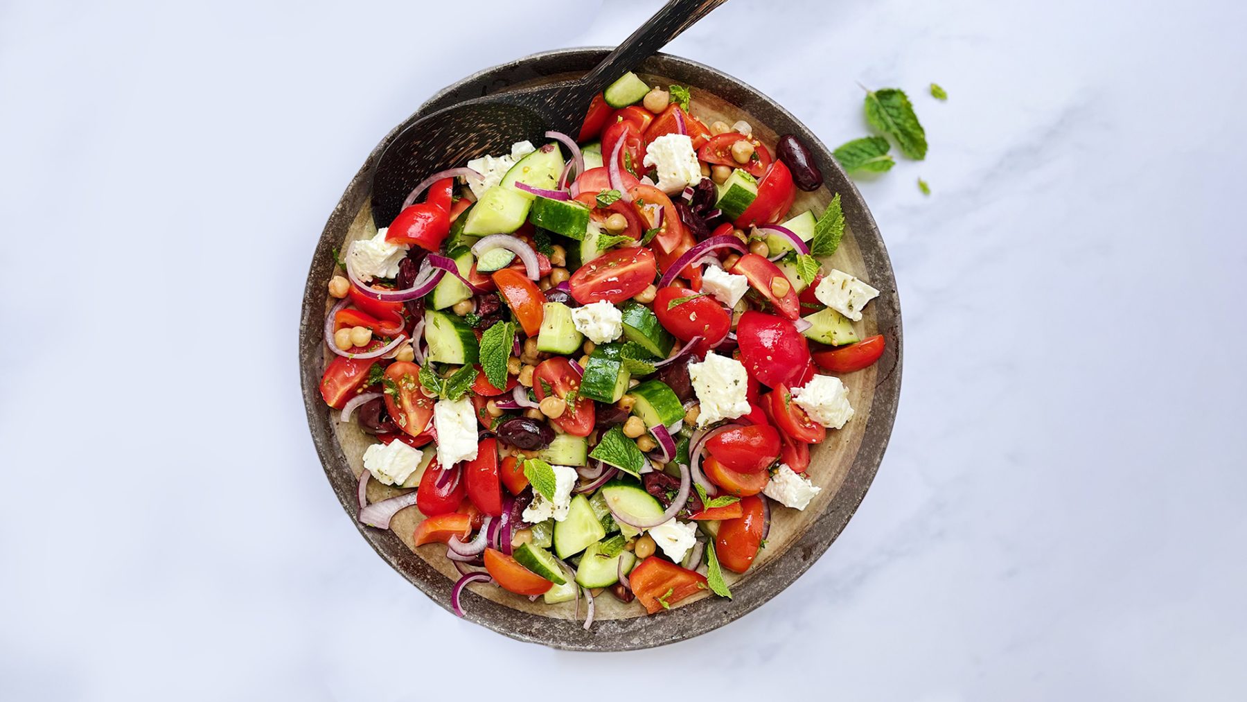 Griekse feta salade met kikkererwten en citroen vinaigrette