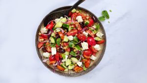 Thumbnail voor Griekse salade met feta, kikkererwten en citroenvinaigrette