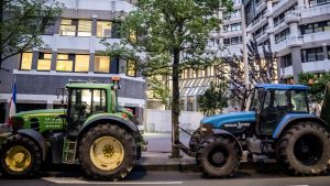 Thumbnail voor Emotionele boeren spreken Kamerleden in pauze stikstofdebat: 'Laat ons niet barsten'