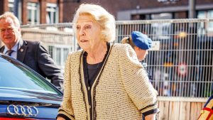 Thumbnail voor Trotse prinses Beatrix opnieuw gespot met tas met fotoprint van kleindochters