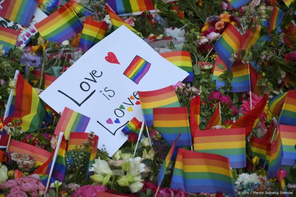 Herdenkingsdienst in Oslo voor slachtoffers schietpartij gayclub