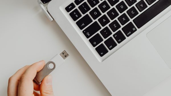 usb-stick T'er verliest usb-stick met persoonsgegevens tijdens dronken stapavond