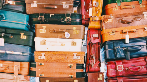 Thumbnail voor Puinhoop op Schiphol: talloze koffers liggen al weken in bagagehal