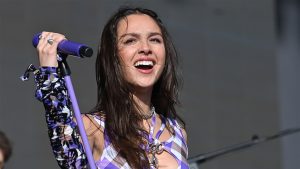 Thumbnail voor Baas in eigen buik: Olivia Rodrigo wijdt 'Fuck You'-optreden aan rechters van Hooggerechtshof