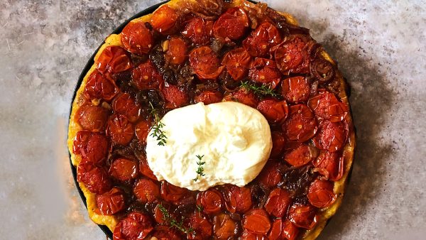 Gekarameliseerde rode ui en tomaten tarte tatin