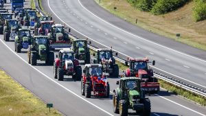 Thumbnail voor Op de barricade: lange files op snelwegen door actievoerende boeren met tractoren