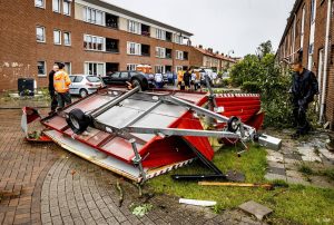 Thumbnail voor Door tornado getroffen gebied Zierikzee is ‘surrealistisch rampgebied’