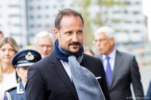 Noorse kroonprins Haakon mist rouwdienst Oslo om coronabesmetting