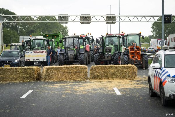 Opnieuw actie: boeren op A12 bij Nieuwerbrug en hooibalen in brand